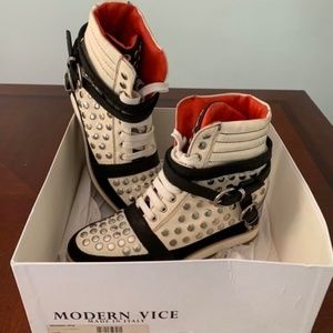 Modern Vice "Lauri" sneaker (Size 9/40)
